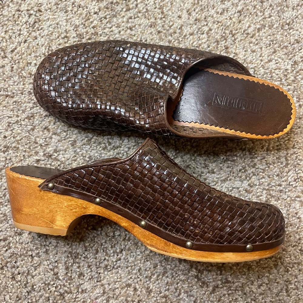 Mixed blues clogs